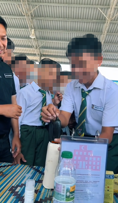 Students from a school in Sarawak were taught how to put on a condom. Image credit: kimgiejie