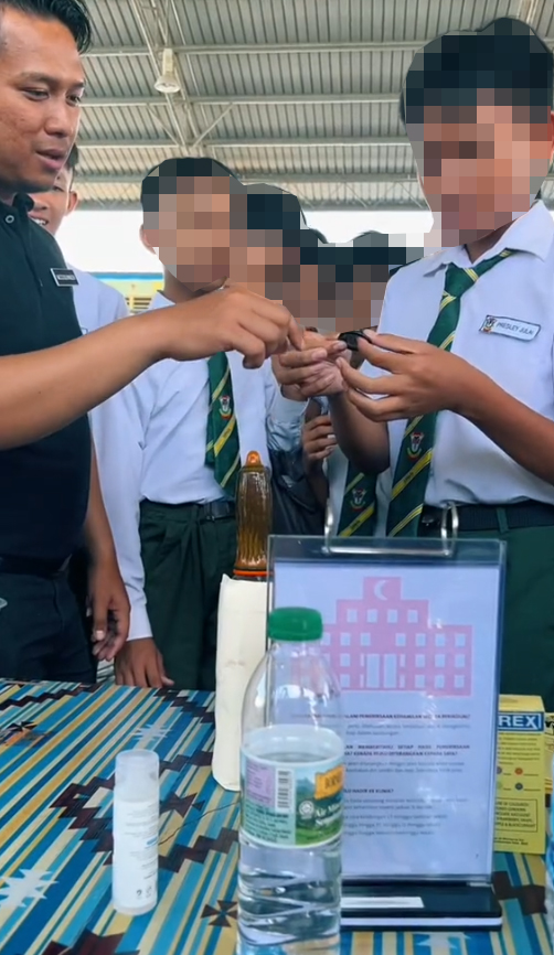 Students from a school in Sarawak were taught how to put on a condom. Image credit: kimgiejie