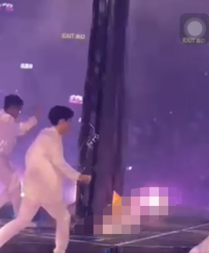 A giant LCD screen came loose and crushed a dancer during a concert staged by Hong Kong boyband MIRROR. Image credit: Eason Lam