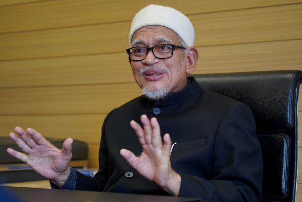 PAS President Hadi Awang claims that Malaysians who choose English and belittle Bahasa Malaysia are still caught in Colonial mindsets. Image credit: Utusan Digital