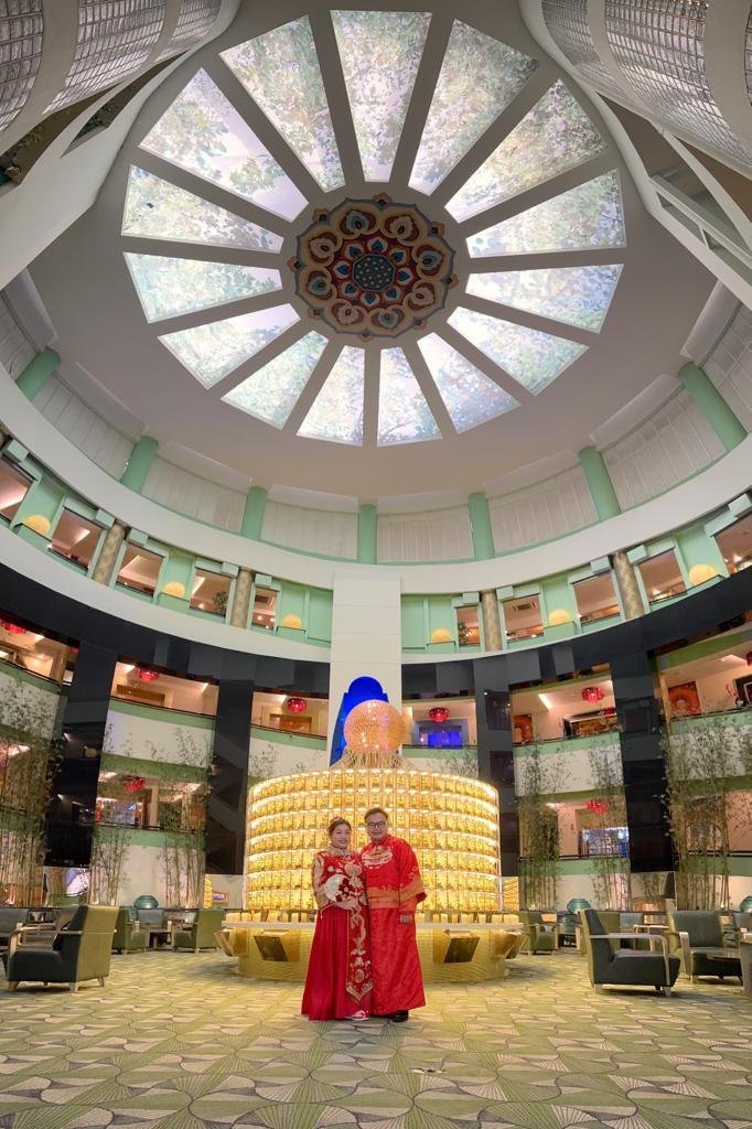 A Singaporean couple had their photos taken at a funeral parlour's columbarium. Image credit: Nirvana Memorial Garden Singapore