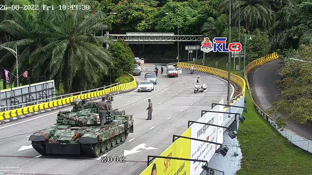 A military tank stalled in the middle of the road in Kuala Lumpur today. Image credit: Kuala Lumpur Command & Control Centre