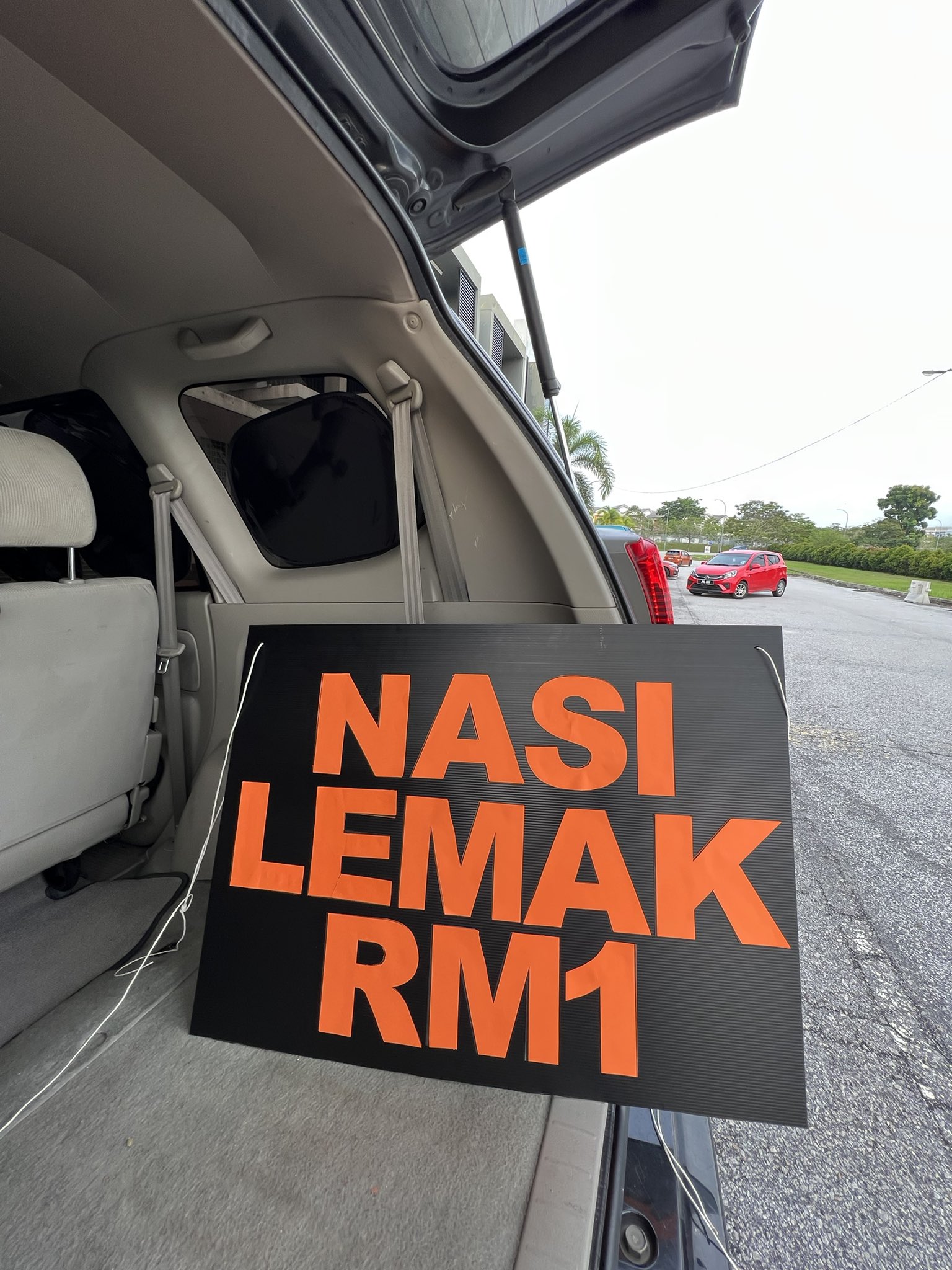 Fazrie runs a business selling RM1 packets of nasi lemak. Image credit: FazrieHaiqal_