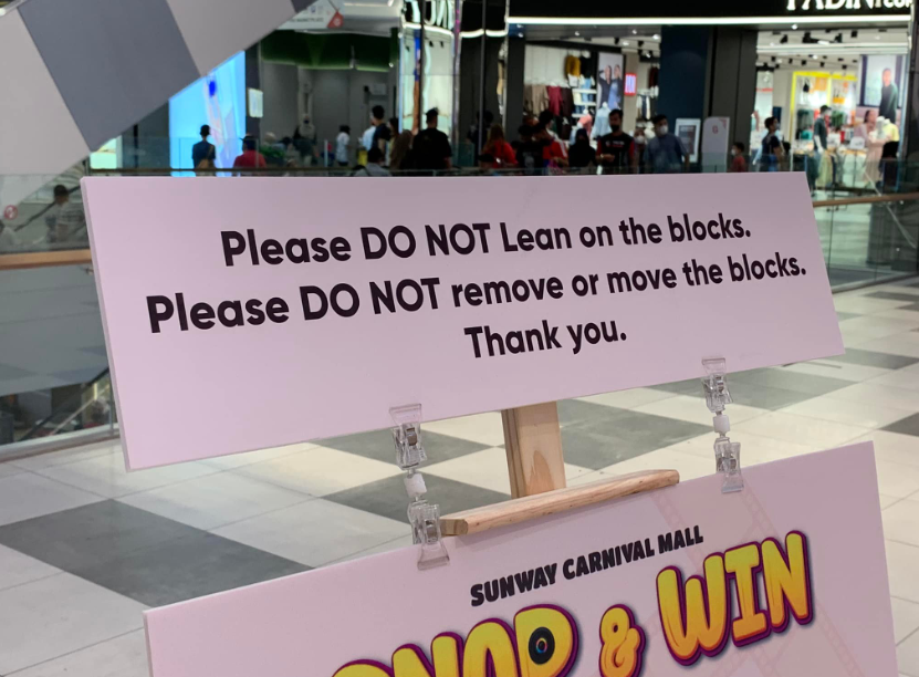 Mall visitors were seen dismantling a LEGO display despite a sign telling them not to do so. Image credit: Sin Chew Daily