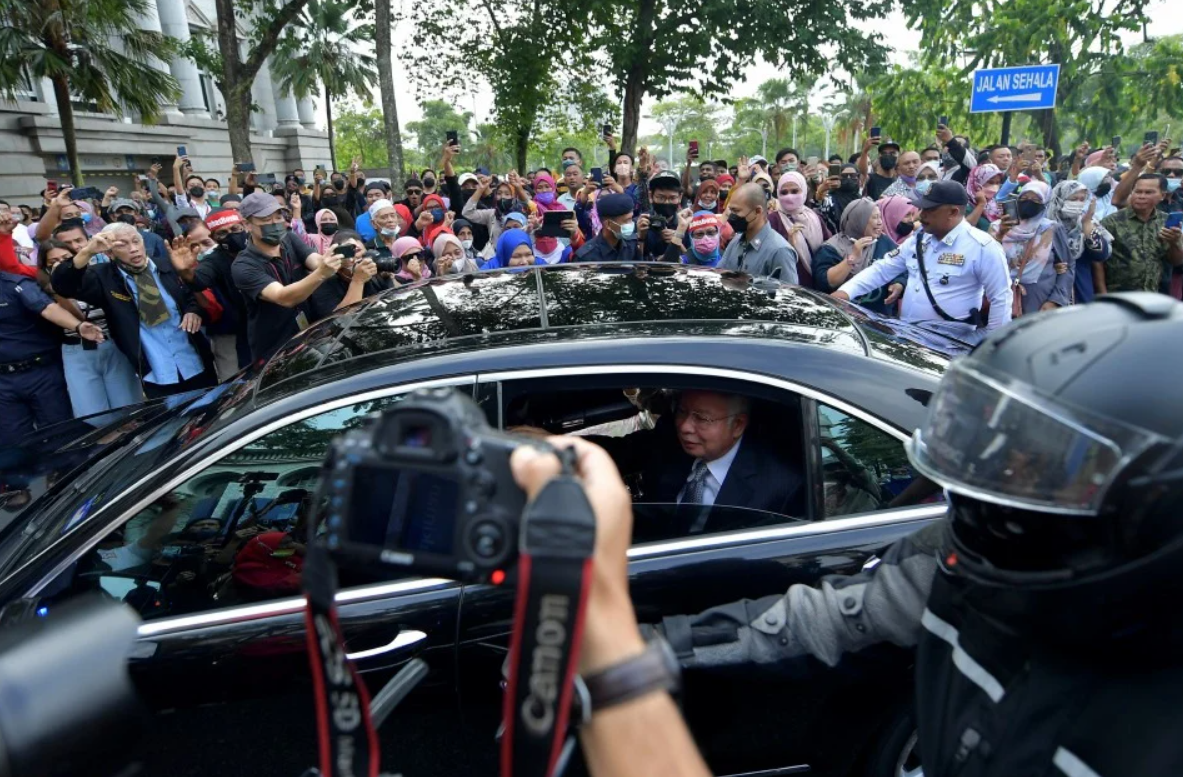 Supporters for Najib were ready to greet him yesterday at the Palace of Justice. Image credit: Berita Harian