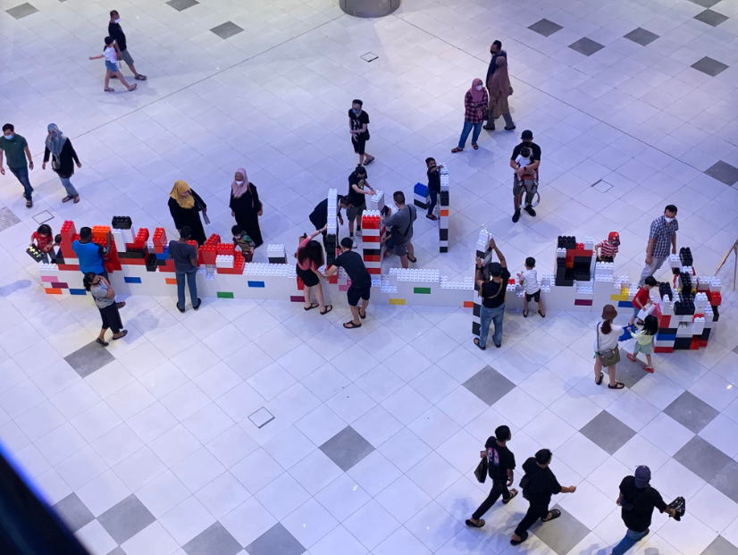 Mall visitors were seen dismantling a LEGO display despite a sign telling them not to do so. Image credit: Sin Chew Daily