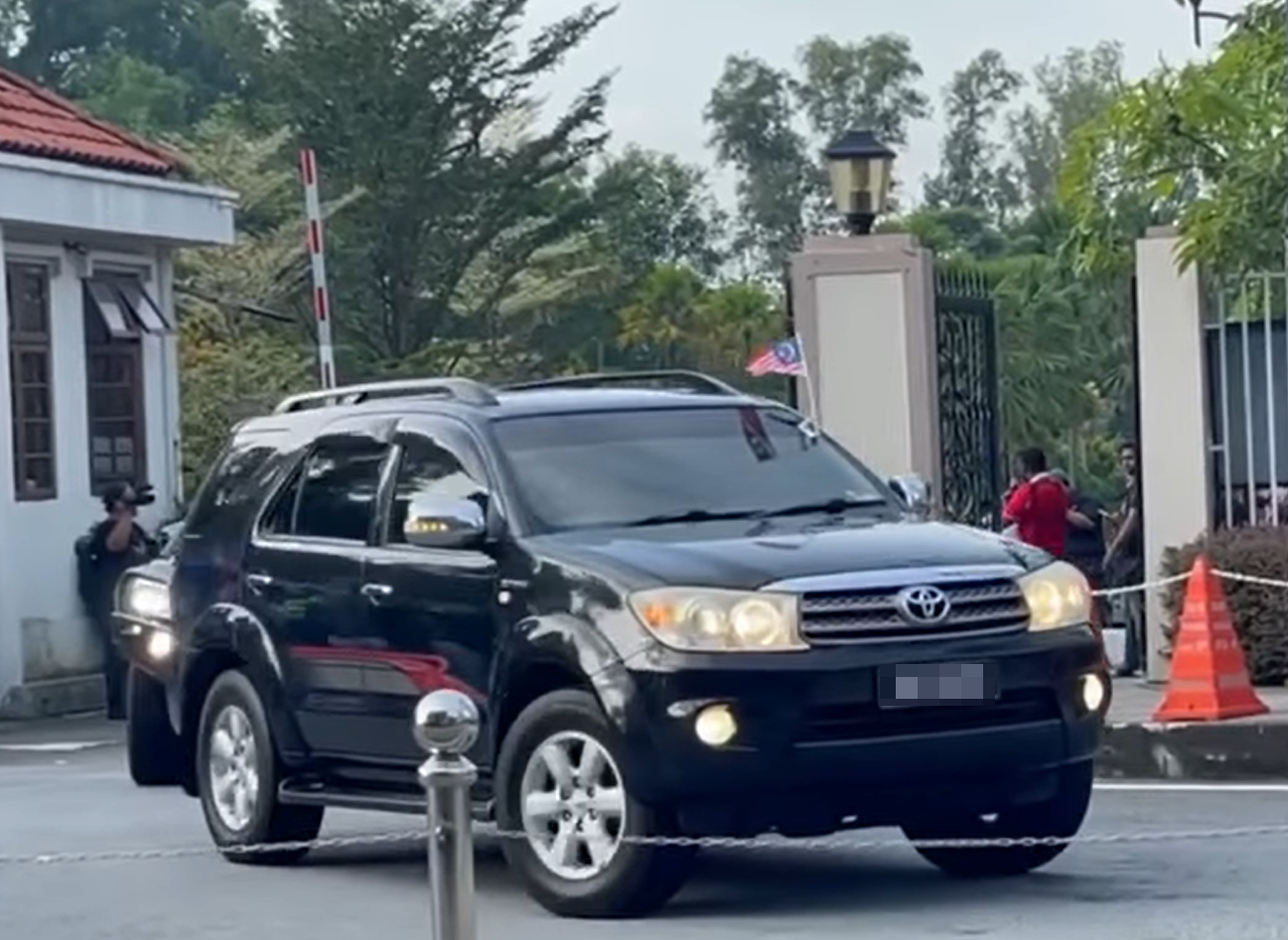 Najib arrived at the Kuala Lumpur Courthouse earlier today from Kajang Prison as the 1MDB trial commenced. Image credit: BERNAMA