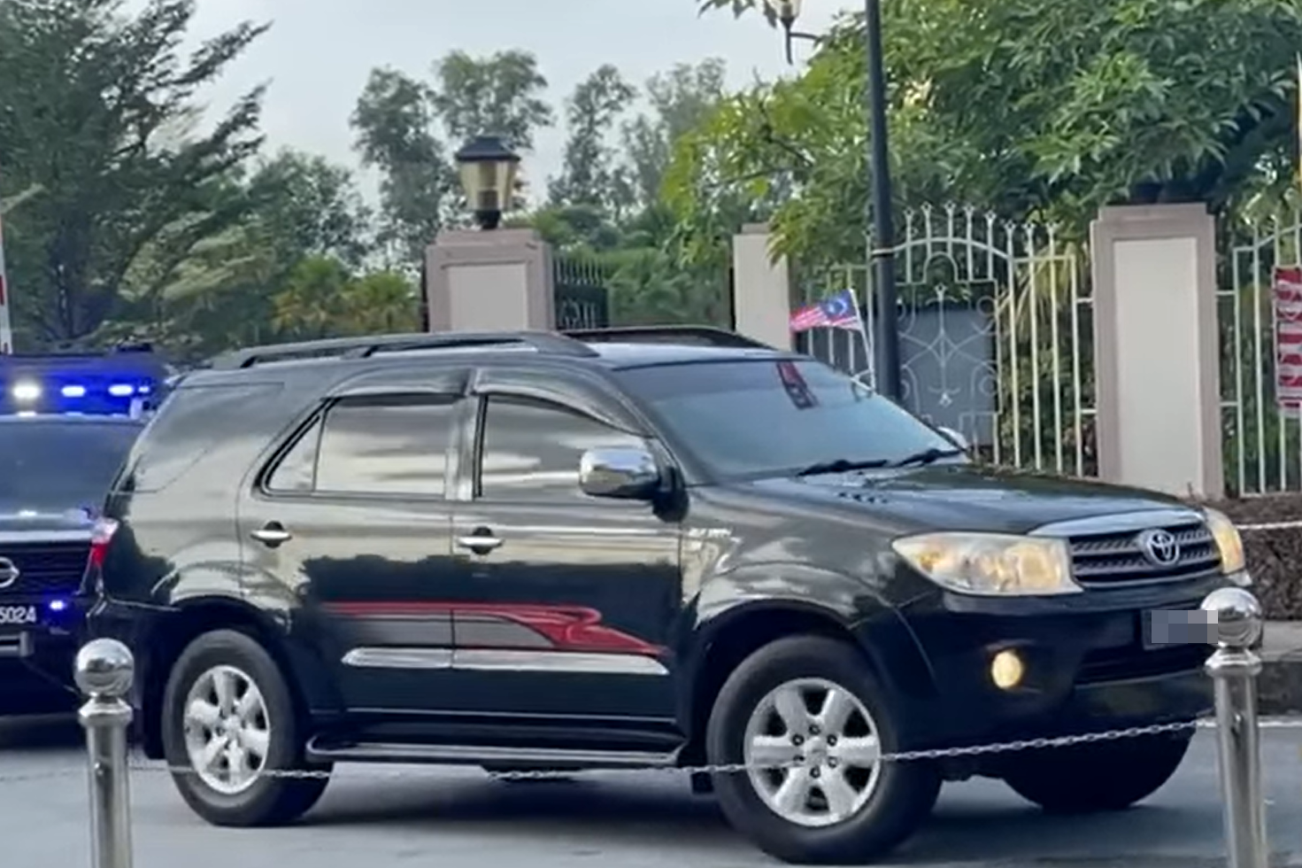 Najib arrived at the Kuala Lumpur Courthouse earlier today from Kajang Prison as the 1MDB trial commenced. Image credit: BERNAMA