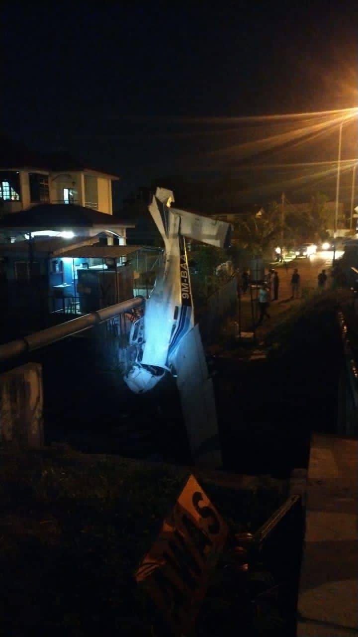 A plane crash occurred in Medan Gopeng, Ipoh. It left one man dead and another critically injured. Image credit: Wee Ka Siong