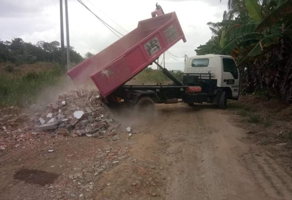 Residents of a Sandakan village have taken to fixing potholes along a local road themselves. Image credit: ISU Sandakan