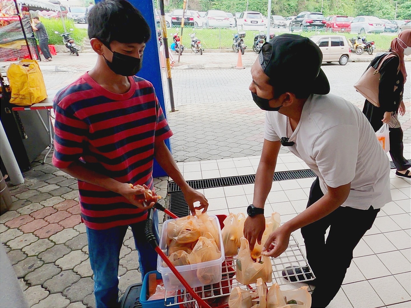 16-year-old Ilham has been selling nasi lemak and pulut panggang to help alleviate his family's financial burden since he was 10-years-old. Image credit: FS Channel