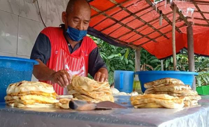 A Kelantan vendor strives to keep the prices of his roti canai at 50 sen a piece. Image credit: Kelantan Tercinta