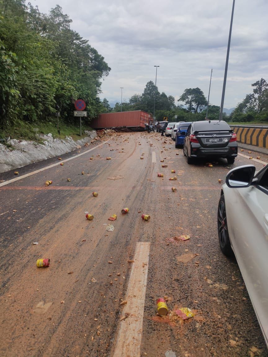 Trailer carrying sardines overturns at KM265.9 of the North-South Expressway. Image credit: Marhaen SP