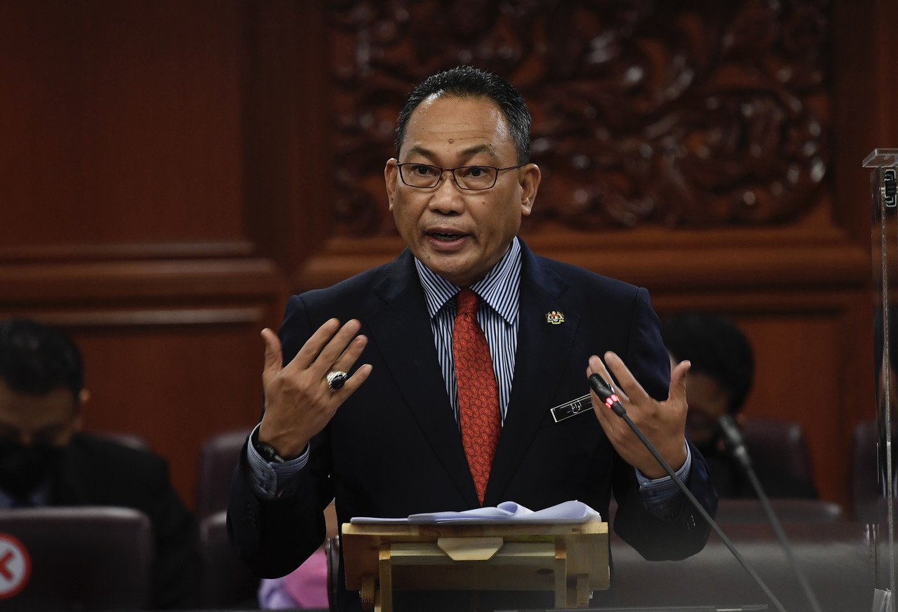 Deputy Human Resources Minister Datuk Awang Hashim has announced that weekly working hours for Malaysians will be reduced from 48 to 45. Image credit: The Borneo Post