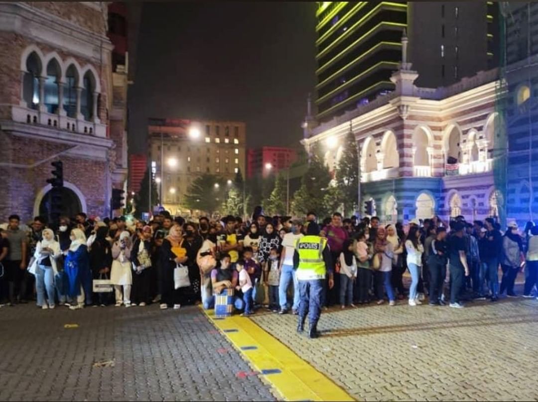 Spectators were waiting at Dataran Merdeka from as early as 5.00am yesterday for the Merdeka parade. Image credit: RTM