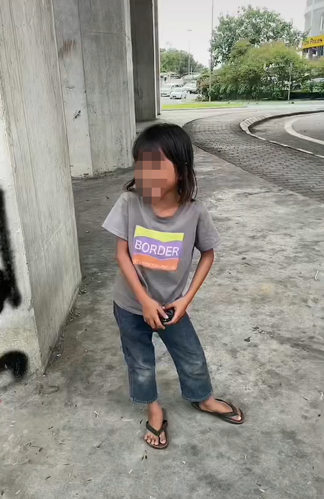 The netizen has since urged others to support the children's fledging business selling snacks and other food items. Image credit: A netizen recently encountered a young girl in Sabah who fell asleep in a drain while selling mangoes by the road. Image credit: deylahabib94