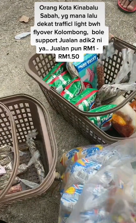 The netizen has since urged others to support the children's fledging business selling snacks and other food items. Image credit: A netizen recently encountered a young girl in Sabah who fell asleep in a drain while selling mangoes by the road. Image credit: deylahabib94