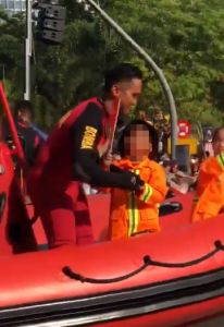 A little boy has gone viral across Malaysia for accidentally showing the middle finger instead of the mini love gesture. Image credit: lizasdaughter