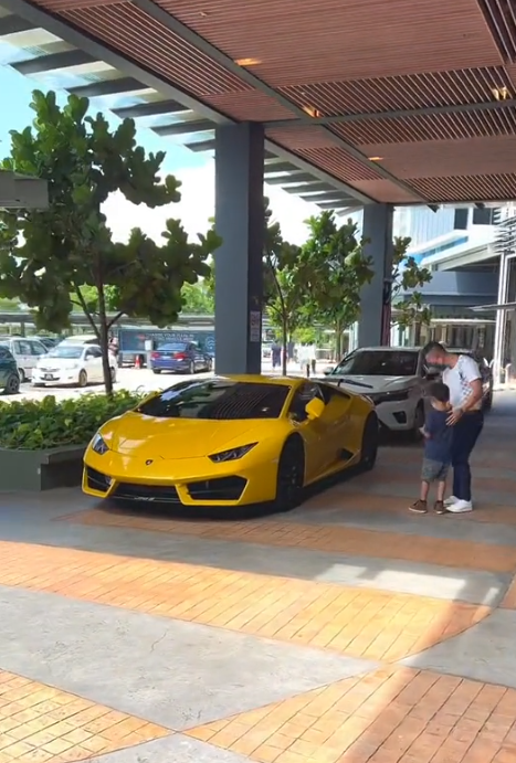 The owner of the Lambo, Mr Vincent Poh, invited the young boy to see the car up close. Image credit: lambobossvincentpoh_cdj