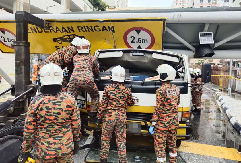 He was successfully extricated by emergency responders using special equipment. Image credit: Astro Awani