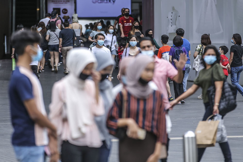 Only a few locations still require the mandatory use of masks. Image credit: Malay Mail