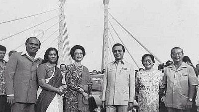 Tun Samy Vellu standing next to Tun Dr. Siti Hasmah and Tun Mahathir during the opening of the Penang Bridge. Image credit: Darah Satria