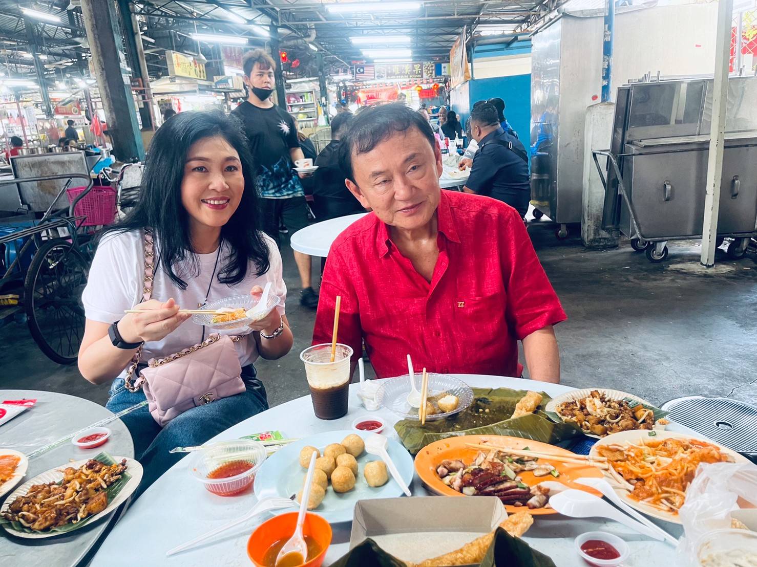 Both siblings managed to enjoy a spot of Penang's famous street food. Image credit: Yingluck Shinawatra