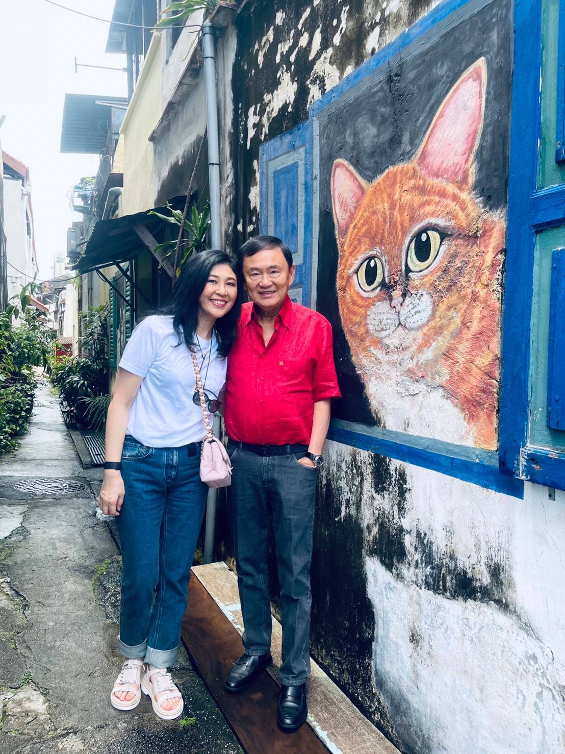 Both former Prime Ministers even took snaps at some of the island's most famous murals. Image credit: Yingluck Shinawatra