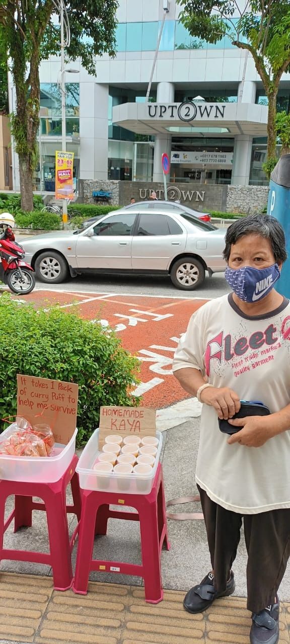 Auntie Joyce sells currypuffs and kaya outside the Damansara Uptown area. Image credit: Vanessa Leong