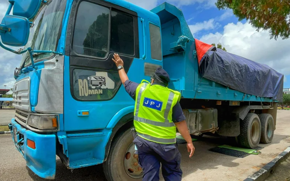 A vehicle weight scale (weigh-in-motion) that can detect overloaded lorries that could cause congestion or road damage has been developed. Image credit: FMT