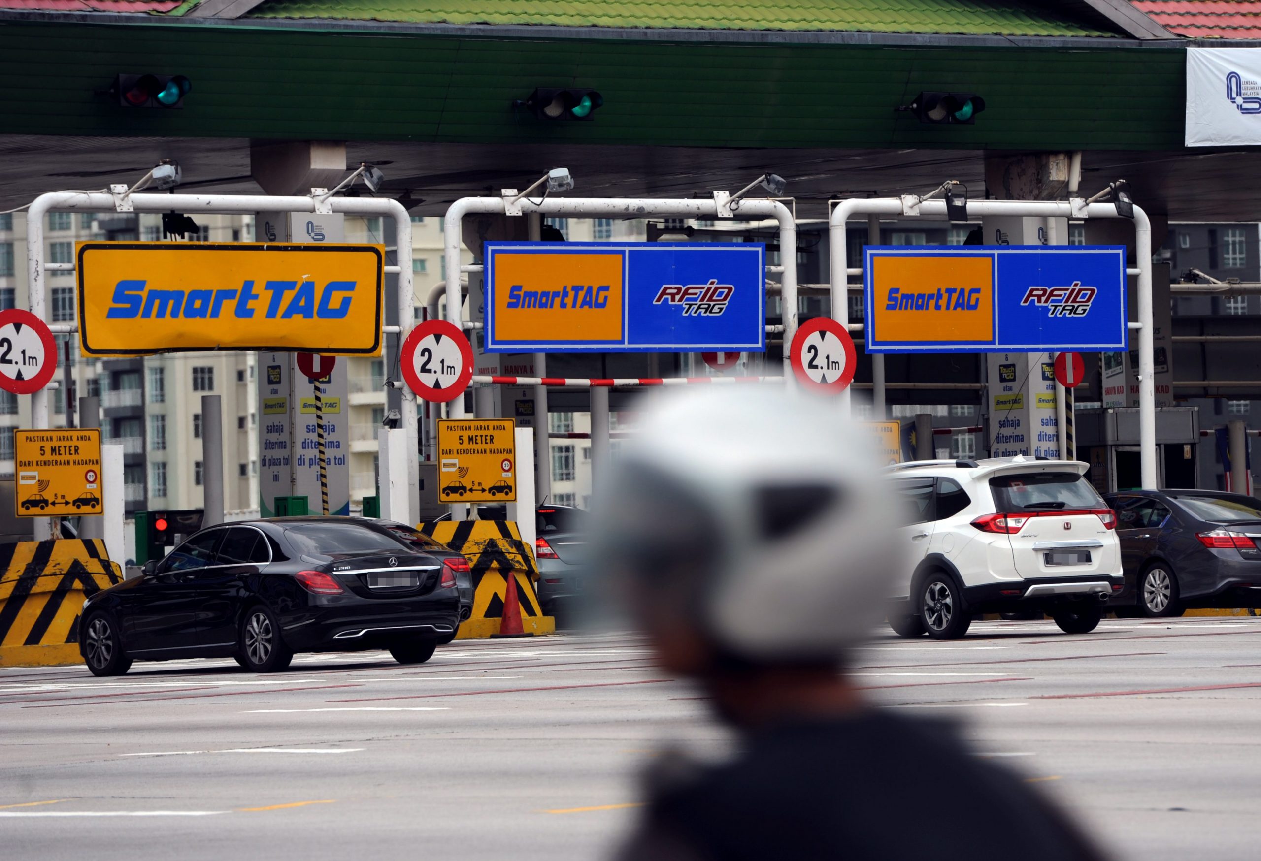 The government is mulling on the removal of toll bars & boom gates by 2025. Image credit: The Malaysian Reserve