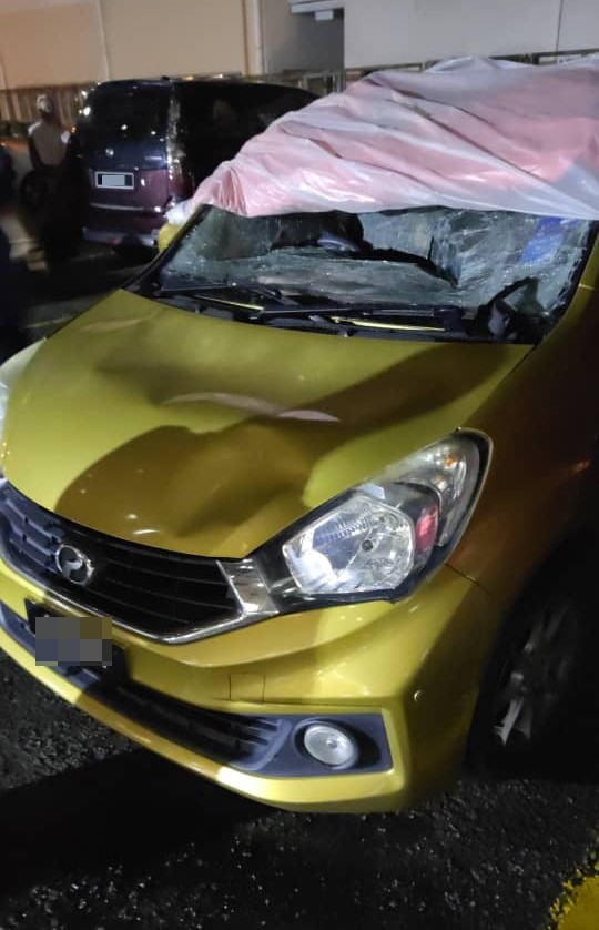 Six vehicles were damaged by the incident. Image credit: Sin Chew Daily