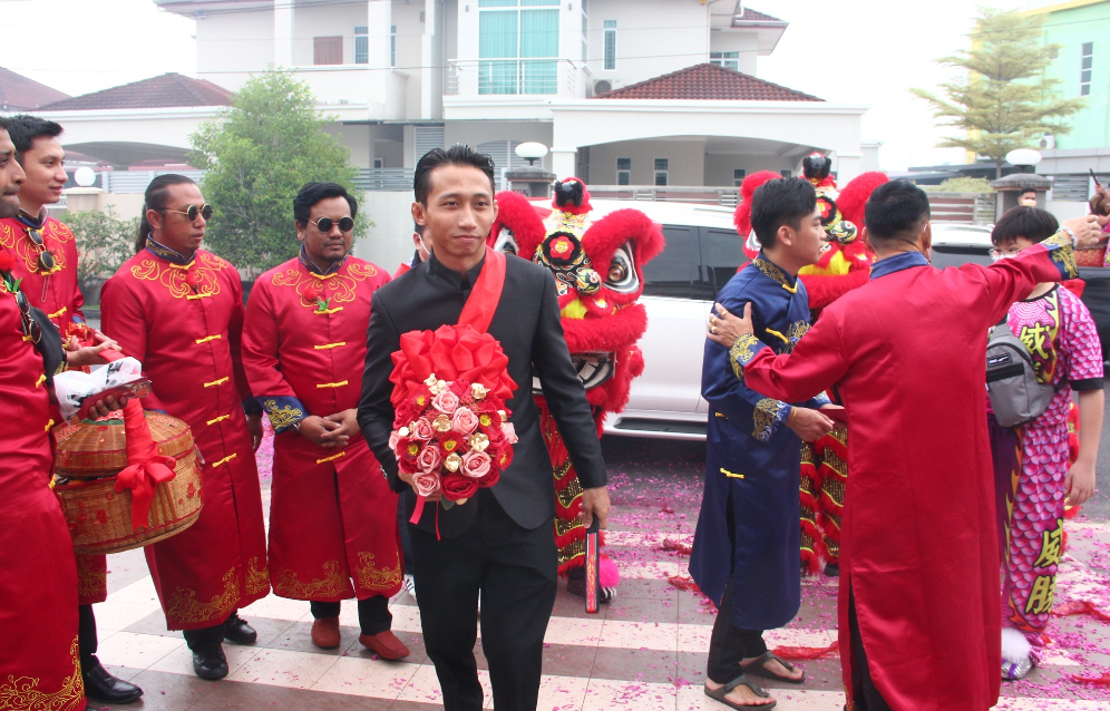 Amin arriving at Chen's family home to pick up his new bride, as per Chinese wedding tradition. Image credit: Sin Chew Daily