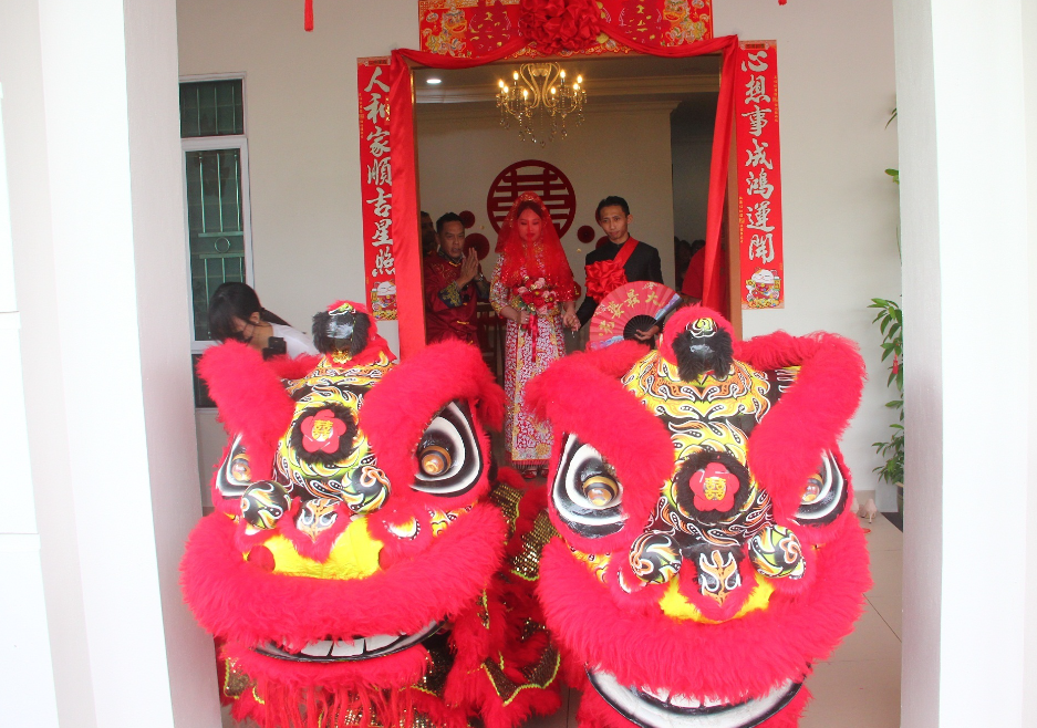 A lion dance procession topped things off for the happy couple's wedding. Image credit: Sin Chew Daily