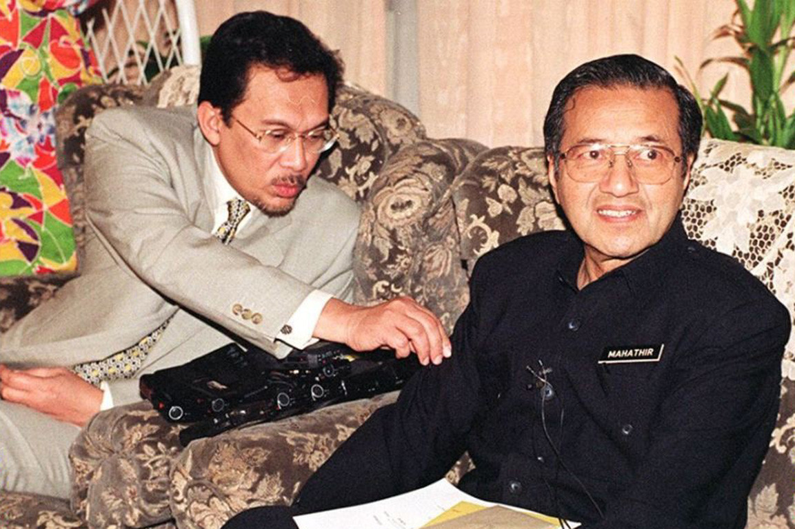 A young Anwar Ibrahim with then-Prime Minister Tun Mahathir. Image credit: The Jakarta Post