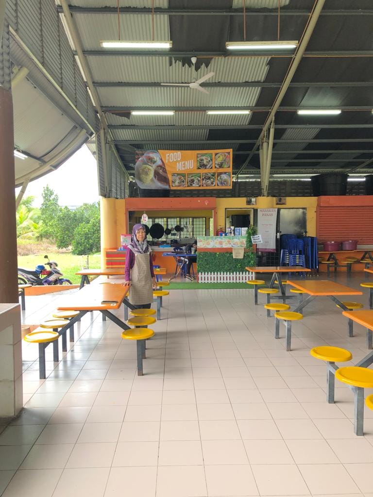 A local food stall owner has appealed to netizens for help to Photoshop customers into a photo of her stall. Image credit: Saliza Ita