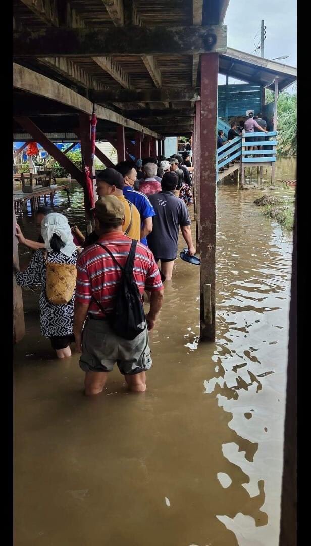 Voters in the Sarawak constituency of Baram braved flood waters to cast their ballots for GE15. Image credit: Samudera.my