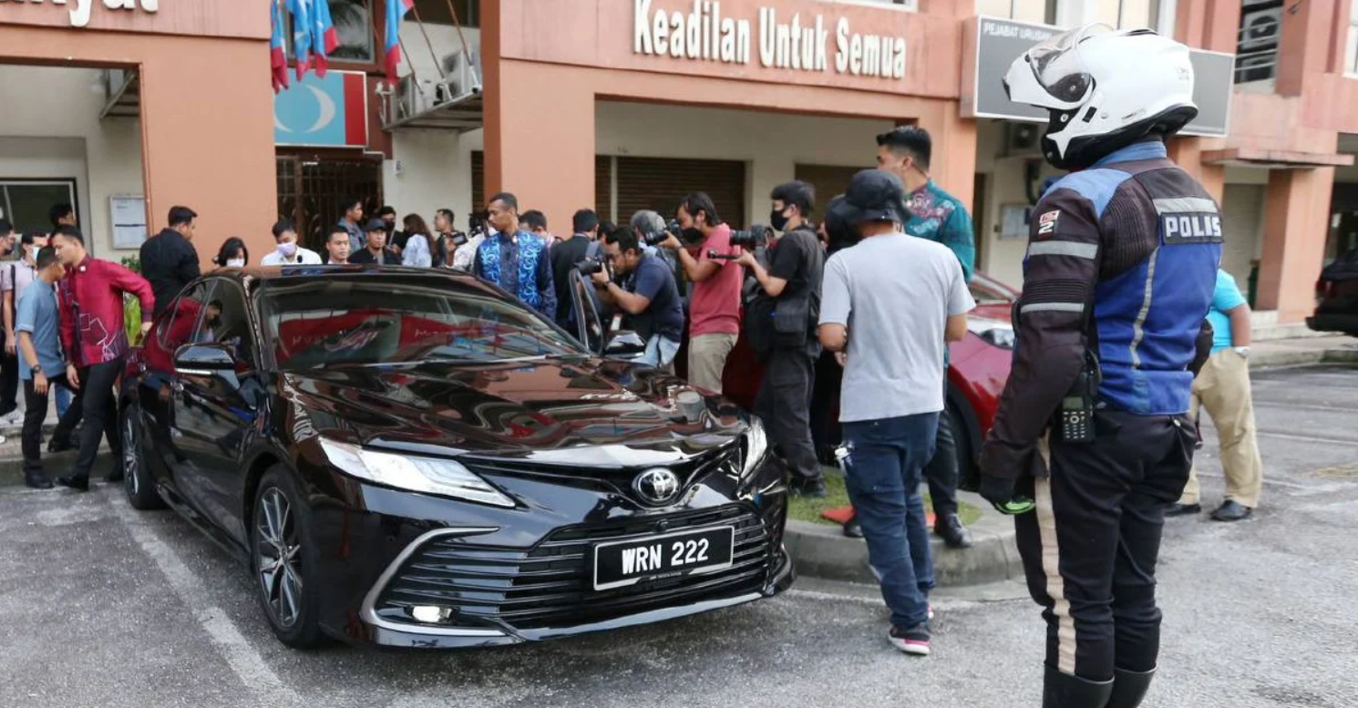 Anwar leaving PKR headquarters in a Toyota Camry. Image credit: NST