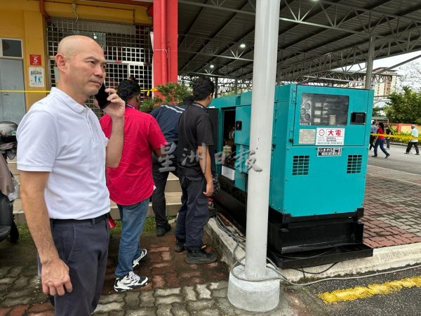 Pakatan Harapan candidate for the Kepong constituency, Lim Lip Eng, instructed for the overloaded generators to be replaced. Image credit: Sin Chew Daily