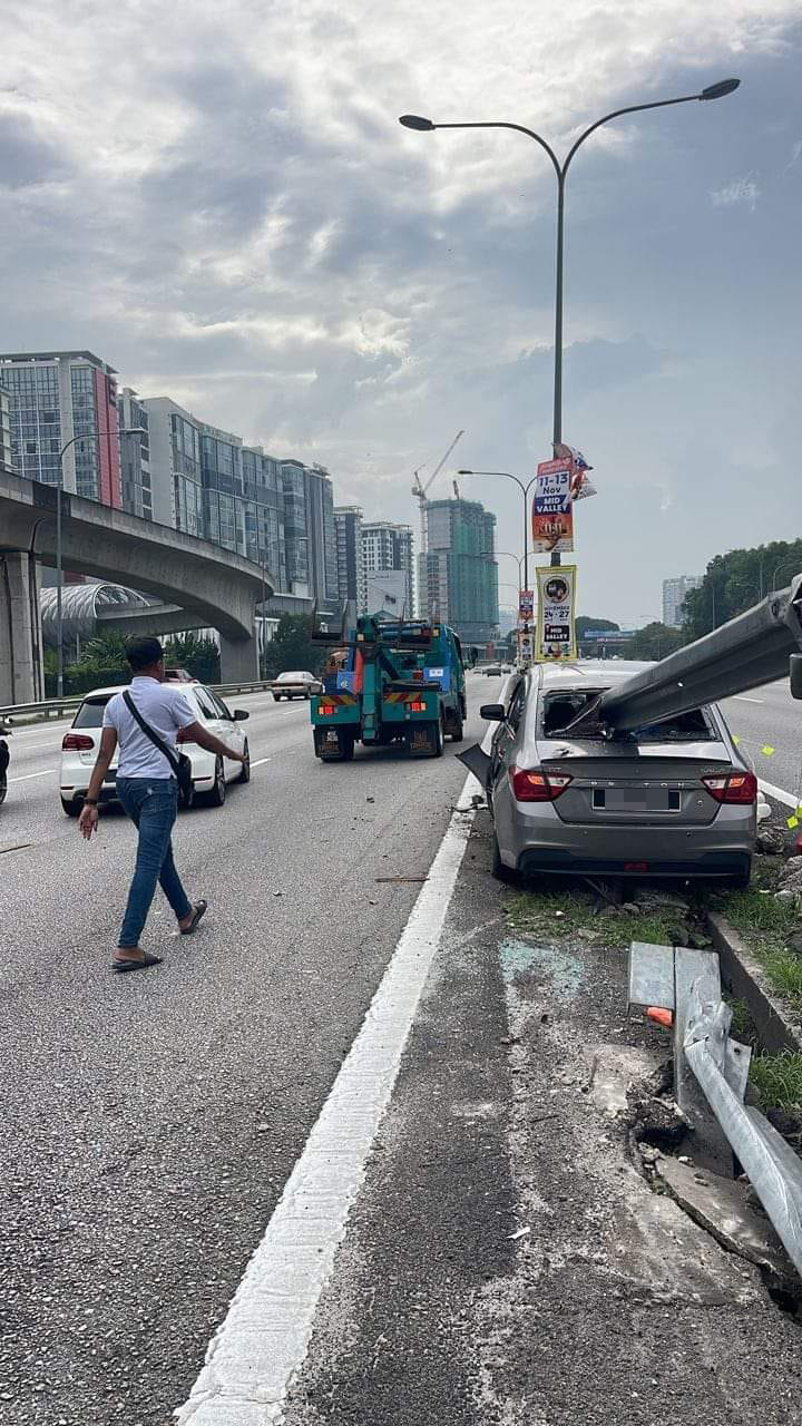 The metal guardrail could be seen exiting from the car's rear windshield. Image credit: 我们是马来西亚人 We are Malaysians
