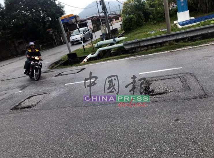 His family has urged for the public works department to repair the manhole covers to avoid future tragedies like this. Image credit: China Press