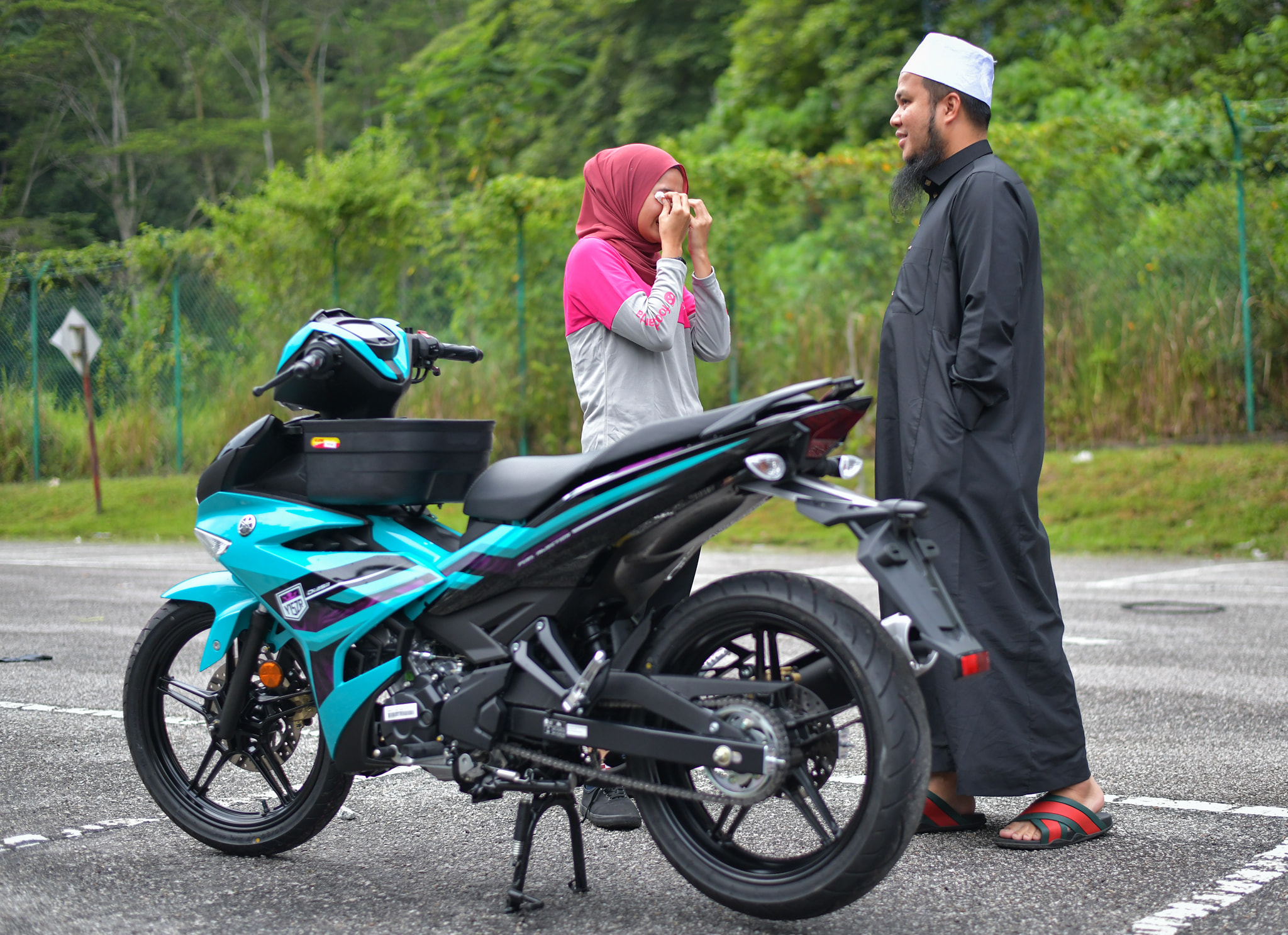 In learning about the challenges she faced, Ebit gifted the single mum a brand-new motorbike to help her with her deliveries. Image credit: Ebit Lew