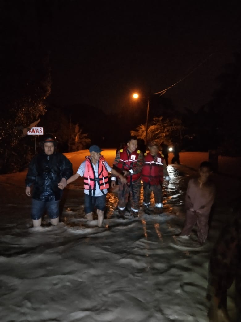 Victims of flash floods in Shah Alam and Klang being assisted by emergency rescuers. Image credit: BERNAMA