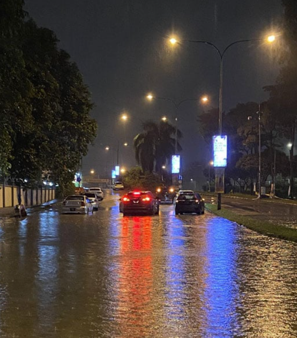 Roadways have also been flooded. Image credit: China Press