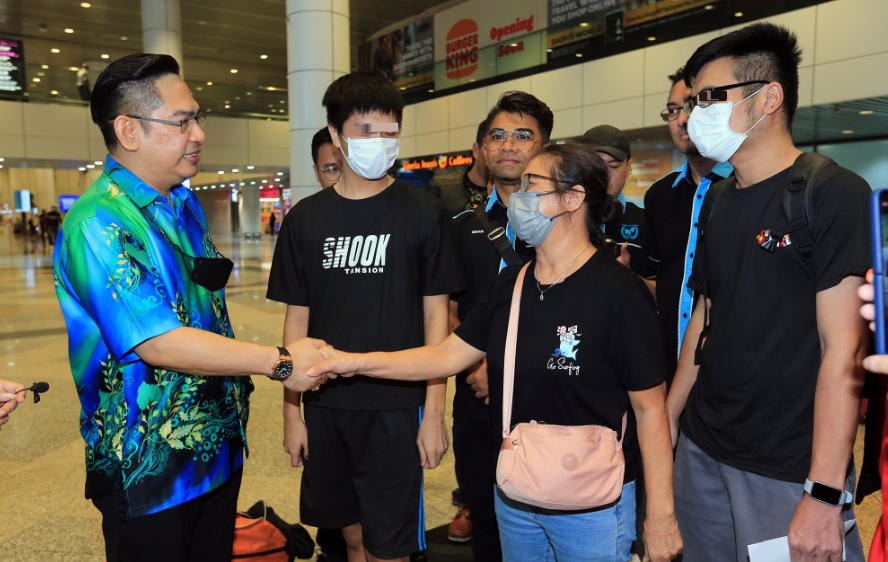 A Malaysian mother has managed to reunite with her son after he was rescued from a job scam syndicate in Myanmar. Image credit: Sin Chew Daily