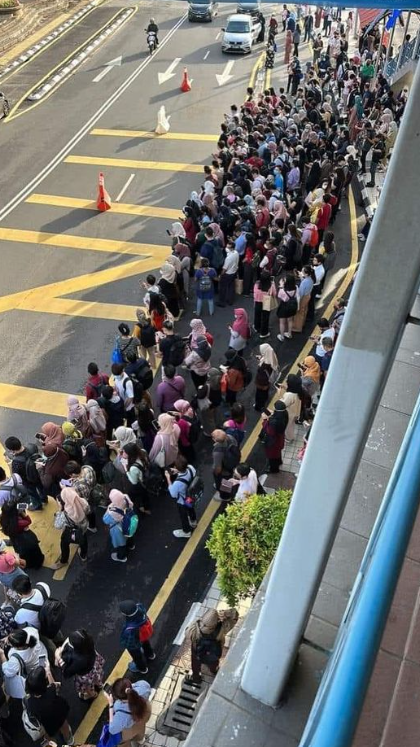 Long lines have formed at some stations where shuttle bus services are offered in place of the LRT station closures. Image credit: China Press