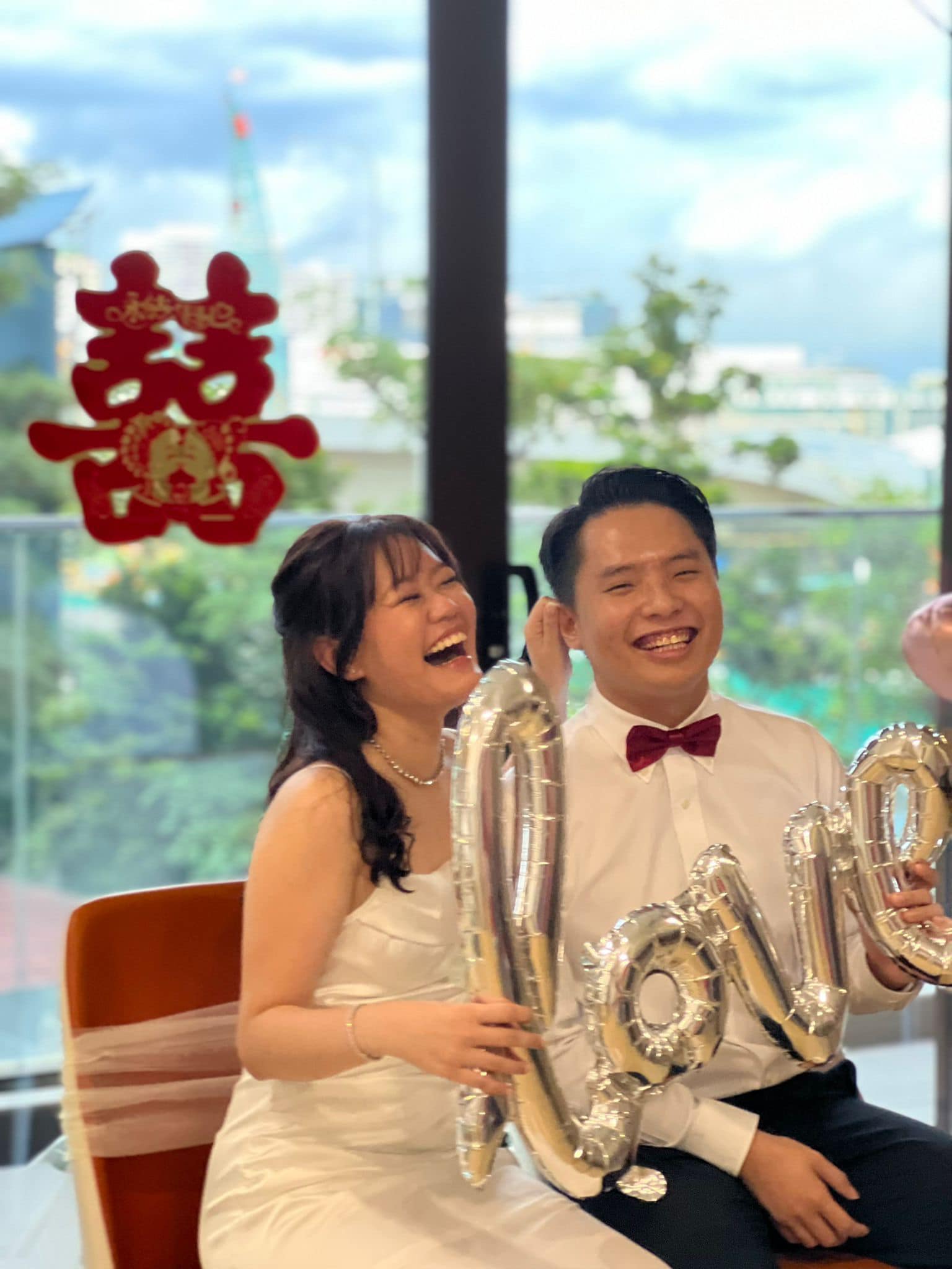 Phoebe and her husband, Marcus, held their wedding tea ceremony at her father's hospice. Image credit: Ambulance Wish Singapore