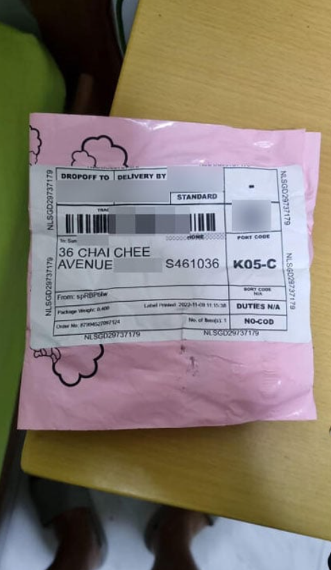 A Singaporean uncle received a packet of tissues after ordering a television set online. Image credit: Shin Min News Daily 