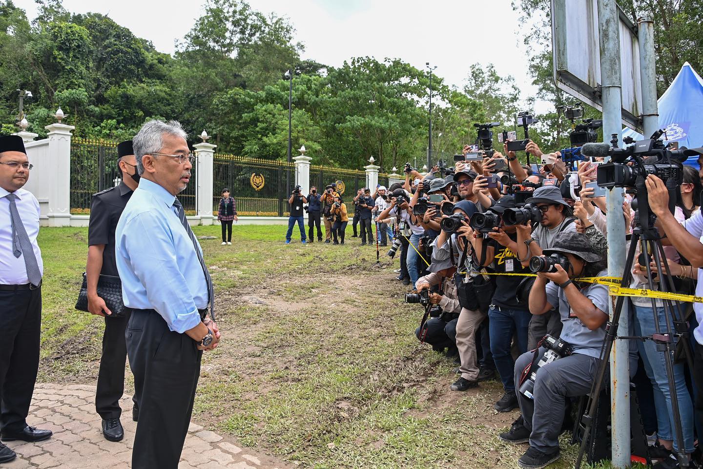 KDYMM Seri Paduka Baginda Yang di-Pertuan Agong visited members of the media who camped outside the Royal Palace. Image credit: Istana Negara