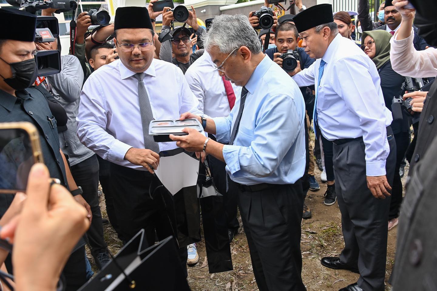 KDYMM Seri Paduka Baginda Yang di-Pertuan Agong proceeded to buy 150 meals for members of the media there. Image credit: Istana Negara